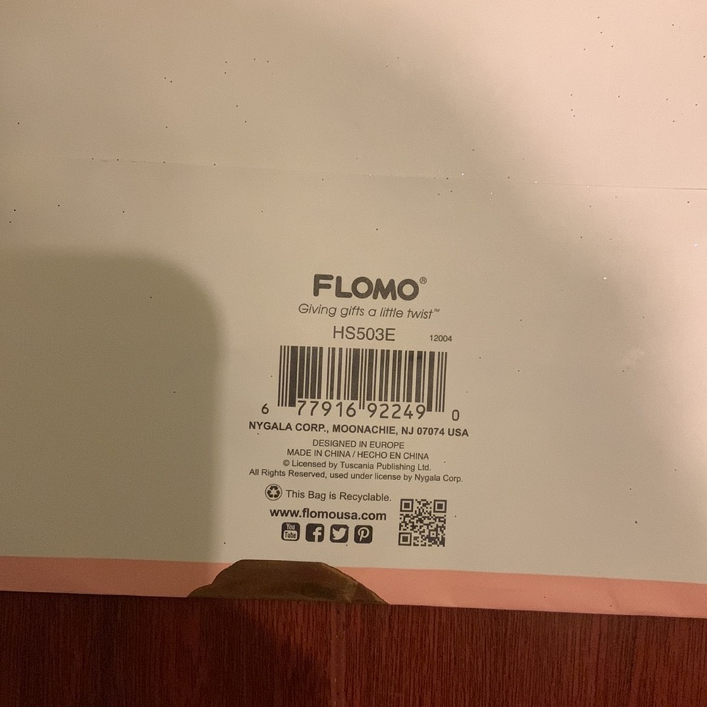 3 hallmark gift bags - Picture 5 of 14